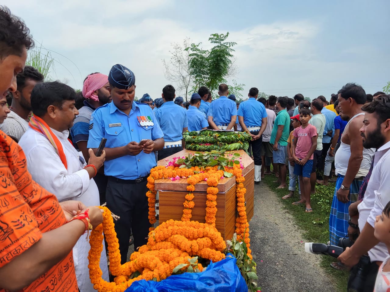 मीरगंज के भगीरथी गाँव में पहुंचा एयर फाॅर्स के जवान का पार्थिव शरीर